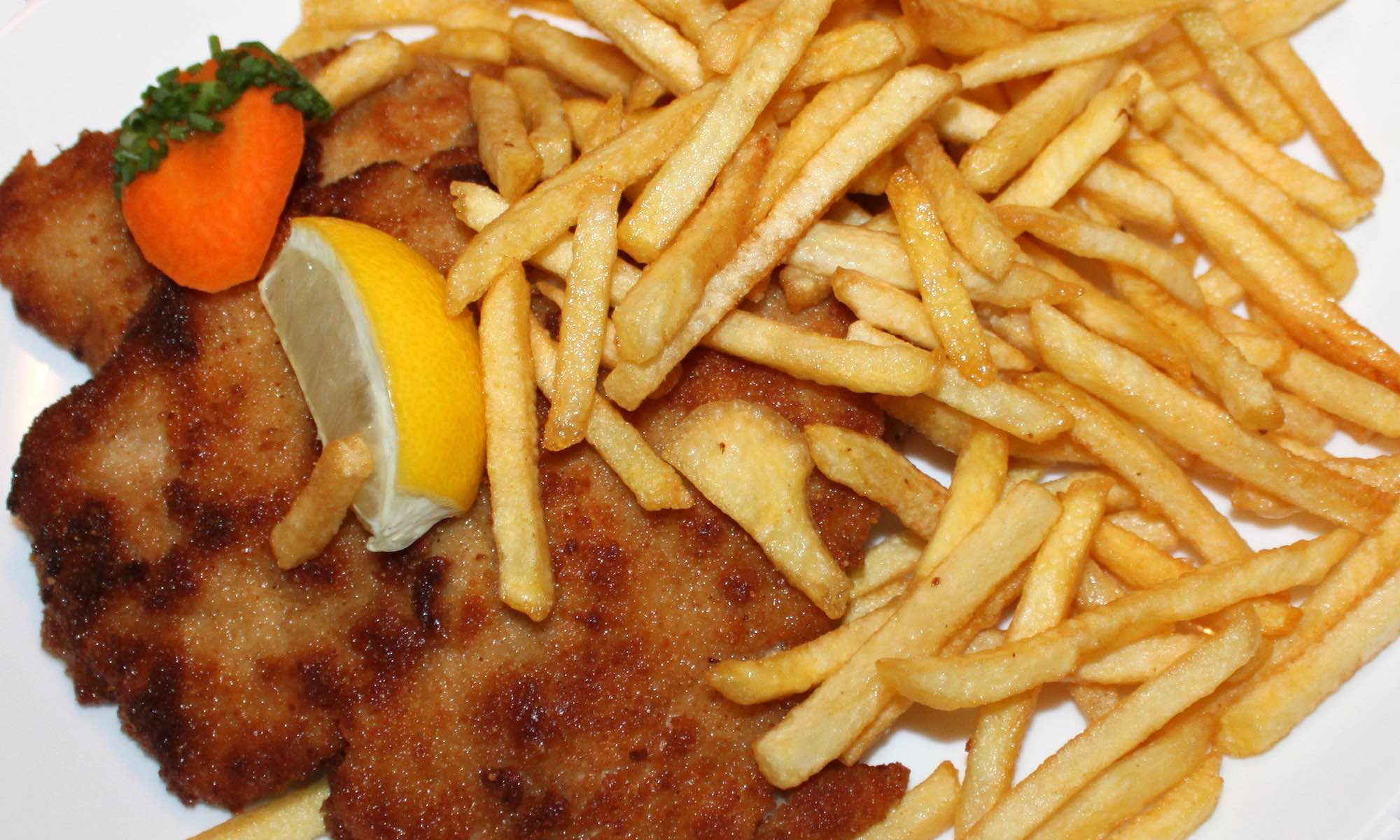 Schnitzel "Wiener Art" mit Pommes Frites