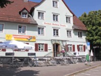 Aussenansicht mit Terrasse und Eingang Gasthof Goldene Traube in Kempten