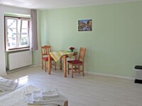 Geräumiges Doppelzimmer mit Waschgelegenheit und Fernseher