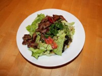 Tagesgericht - Grosser bunter Salatteller mit Roastbeef-Streifen Tagesgericht - Grosser bunter Salatteller mit Roastbeef-Streifen