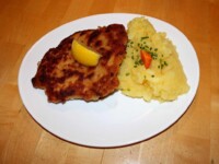 Cordon Bleu vom Schwein mit Schinken-Käse-Füllung und Kartoffelsalat (hier Umbestellung normal mit Pommes Frites) Cordon Bleu vom Schwein mit Schinken-Käse-Füllung und Kartoffelsalat (hier Umbestellung normal mit Pommes Frites)