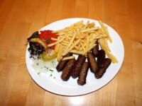 Cevapcici mit Pommes und Balkangarnitur Cevapcici mit Pommes Frites und Balkangarnitur