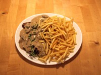 Champignonschnitzel vom Schwein mit Pommes Frites (hier Umbestellung normal mit Spätzle) Champignonschnitzel vom Schwein mit Pommes Frites (hier Umbestellung normal mit Spätzle)