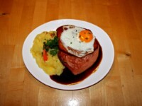 Abgebräunter Leberkäse mit Kartoffelsalat, Spiegelei und Sauce Abgebräunter Leberkäse mit Kartoffelsalat, Spiegelei und Sauce