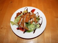 Grosser bunter Salatteller mit panierten Schnitzelstreifen Grosser bunter Salatteller mit panierten Schnitzelstreifen