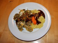 Abgeschmelzte Maultaschen mit Zwiebel, Ei und Kartoffelsalat Abgeschmelzte Maultaschen mit Zwiebel, Ei, Sauce und Kartoffelsalat