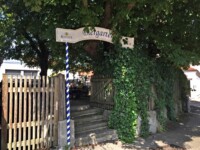 Herzlich Willkommen (Eingang) im Biergarten mit altem Baumbestand im Gasthof Goldene Traube in Kempten Herzlich Willkommen (Eingang) im Biergarten mit altem Baumbestand im Gasthof Goldene Traube in Kempten