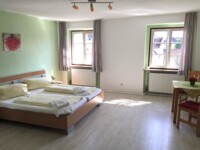 Geräumiges Doppelzimmer im Gasthof Goldene Traube in Kempten mit Ausblick zur Basilika St. Lorenz