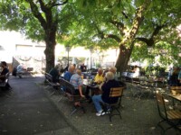 Biergarten mit altem Baumbestand im Gasthof Goldene Traube in Kempten Biergarten mit altem Baumbestand im Gasthof Goldene Traube in Kempten