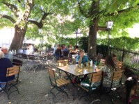 Im Schatten von Kastanien- und Lindenbäumen die warmen Sommertage in unserem Biergarten genießen Im Schatten von Kastanien- und Lindenbäumen die warmen Sommertage in unserem Biergarten genießen