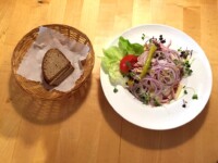 Schweizer Wurstsalat mit Brot Schweizer Wurstsalat mit Brot