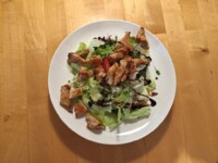 Grosser bunter Salatteller mit gebratenen Putenfleichstreifen Grosser bunter Salatteller mit gebratenen Putenfleichstreifen