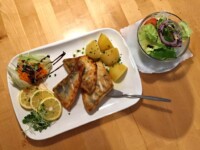 Zanderfilet "Müllerin Art", mit Butterkartoffeln und Beilagensalat Zanderfilet "Müllerin Art", mit Butterkartoffeln und Beilagensalat